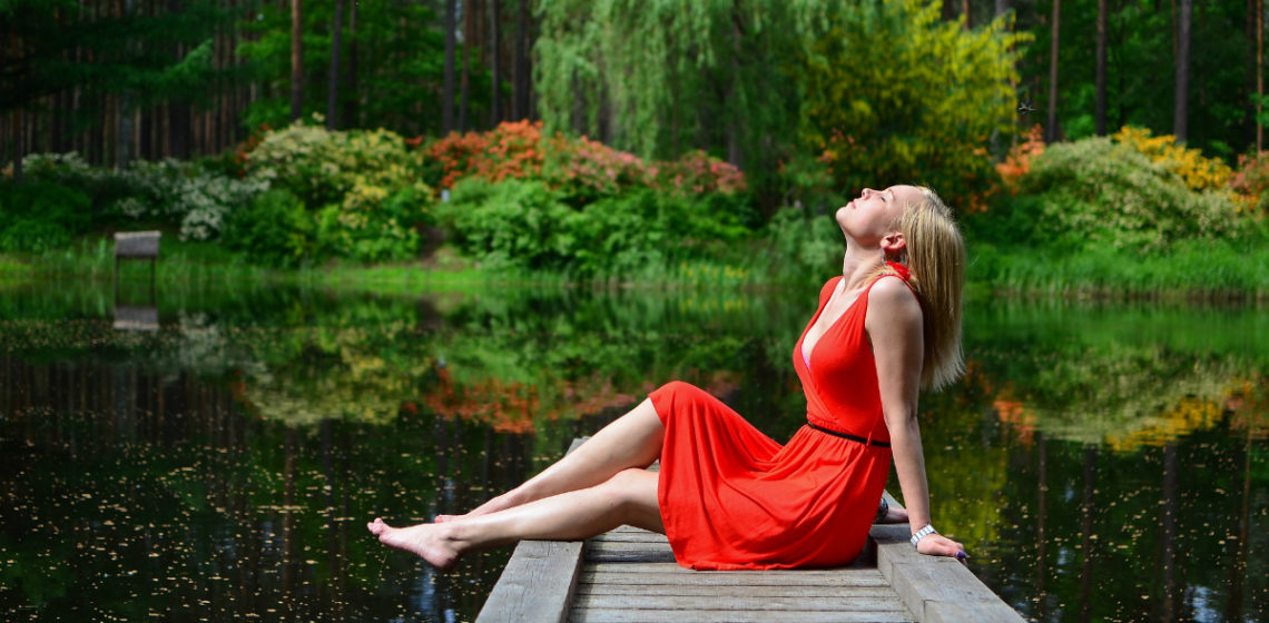 Fabulous Finds: 10 Bright & Cheery Pieces To Pack For A Spring Vacation