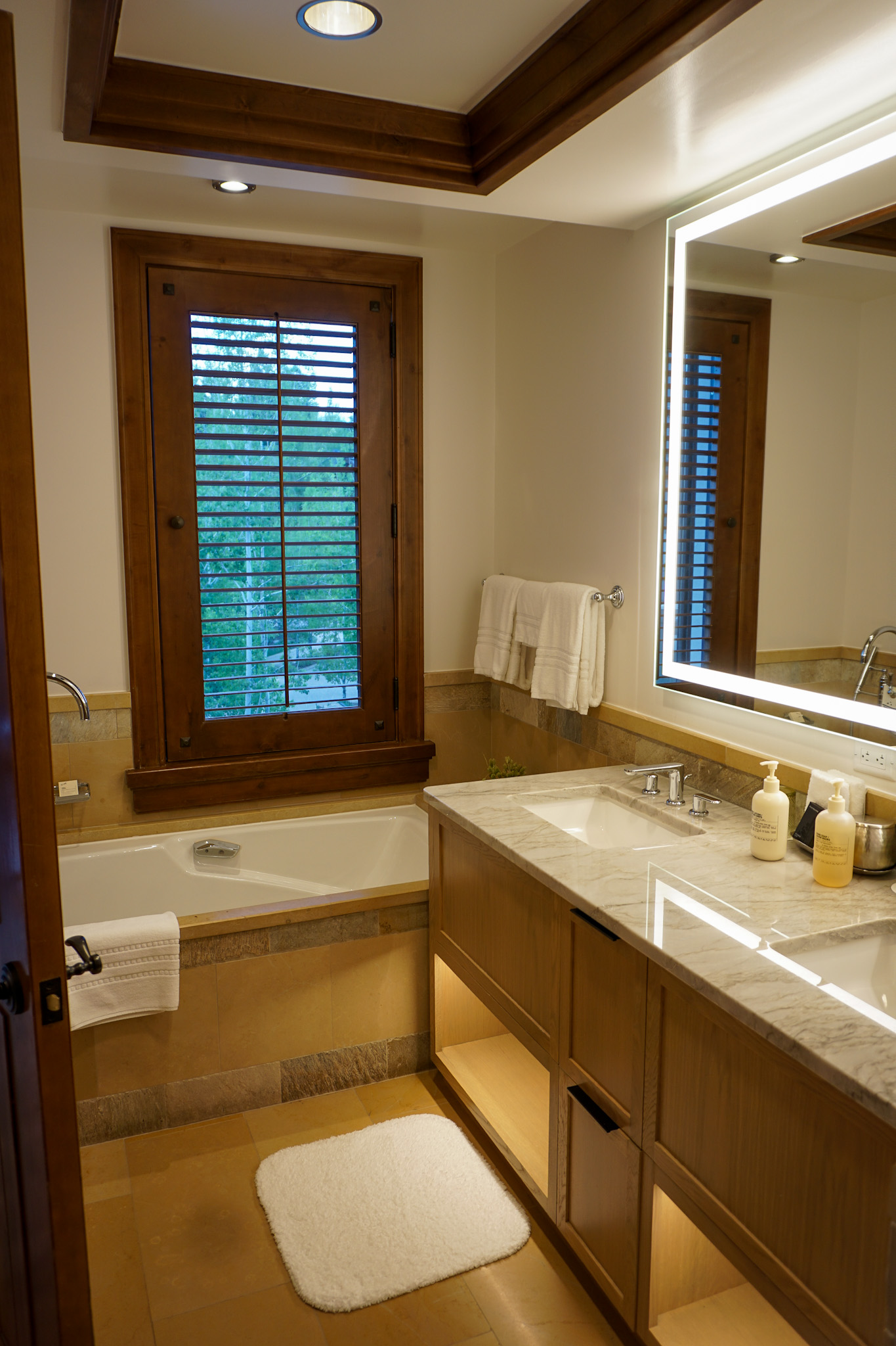 Jackson Hole Wyoming Travel Guide - The Ultimate Outdoor Adventure in the Old Wild West